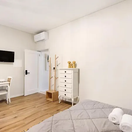 - - 4 Apartmán *