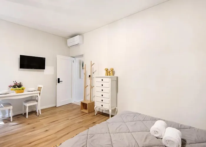- - 4 Apartament *